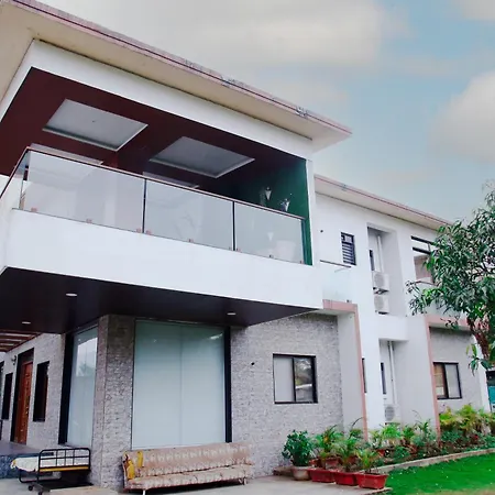 Royal Retreat Lonavla - 7Bhk Luxury Villa With Turf Exterior photo