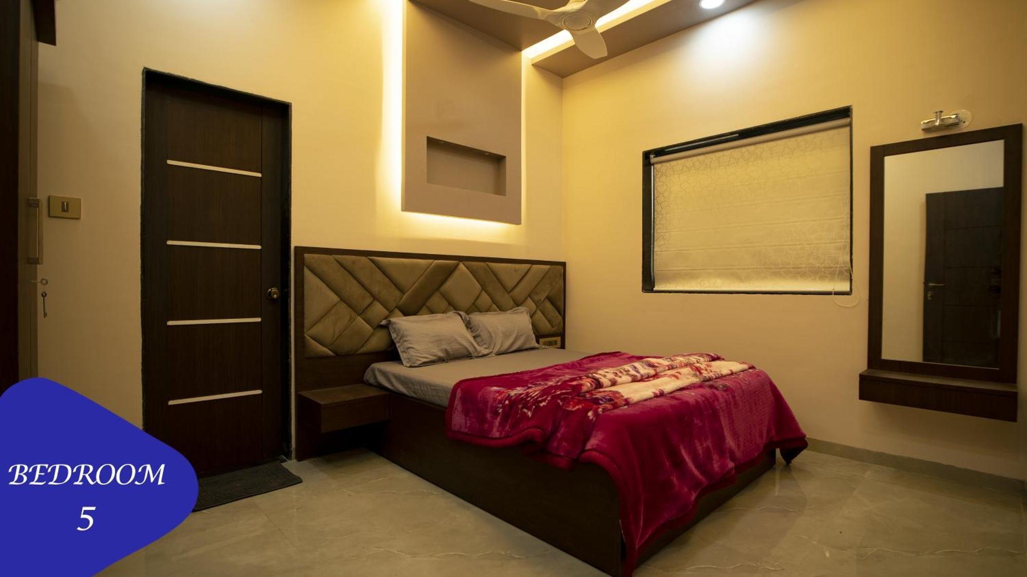 Villa Royal Retreat - 7bhk Luxury With Turf Lonavala